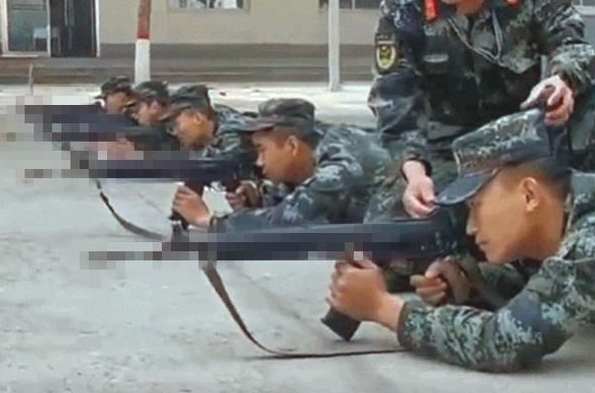 小奶狗趁酷帅士兵不留意，竟悄悄跑来亲脸蛋儿，还趴到其腿上打瞌睡