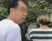 遛狗不拴绳差点咬到小孩,男子竖中指称对方“活该”