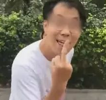 遛狗不拴绳差点咬到小孩,男子竖中指称对方“活该”