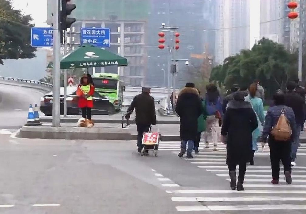 忠犬殡仪馆外守主人3天,听到旧事便流泪!网友们大赞:好有灵性