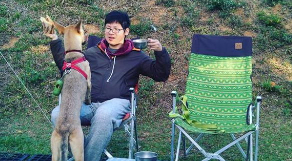 心机狗!主人准备拍全家福,狗狗却冲出去独占镜头!
