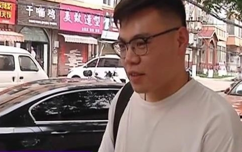 男子买了条法国斗牛犬，回家一看傻了眼，老板：你打电话报警吧