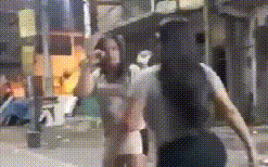 女子与狗主人争吵打架,被狗硬生生扯下裤子:马赛克已经不够用了