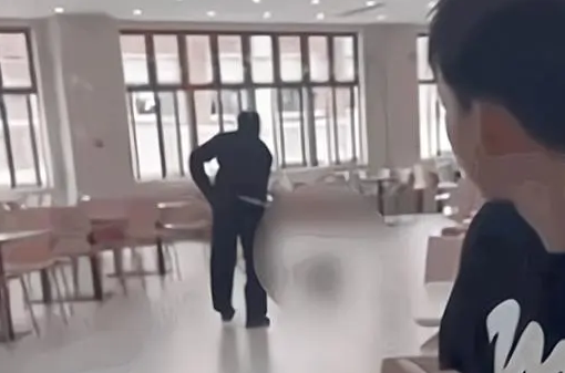 有的学校保安将流浪狗伤亡，有的高校为了救狗，放掉了护校河的水
