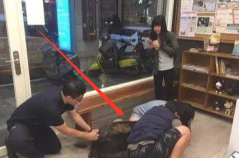 高加索犬注射不配合，2个壮男按着它，打过后狗儿急得冲大夫直叫