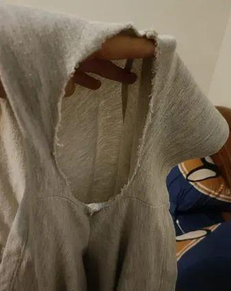 主人穿睡裤出门，回家才发现底下破大洞，狗：它先动手的…
