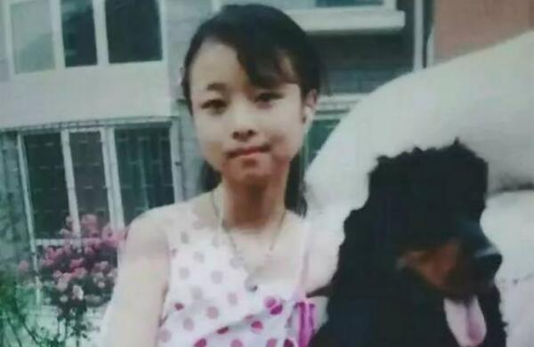 养了14年的狗狗去世后，女主人在拖鞋里看到这个，顿时哭了