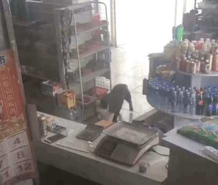 狗狗在小卖部偷火腿肠，临走时还回头瞧瞧老板：记我账上啊！
