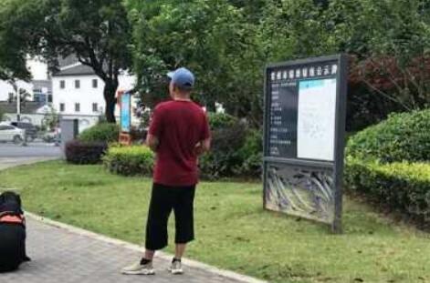 还是有人不知道:遛狗不拴绳,违法!