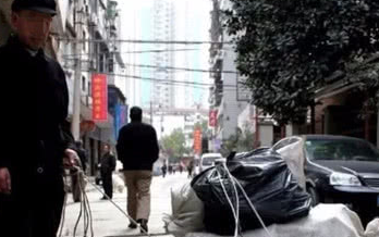 大爷出来捡破烂，回家时坐到马路边歇息，狗狗见后的行为令人感动