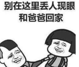 女子接了个电話，扭头一看狗狗坐到那一动不动