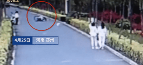 遛狗不拴绳致骑车男孩摔骨折，狗主人的反应让网友不淡定了
