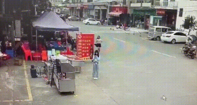 狗狗暴冲追逐打闹，把老人180度拉倒，头撞地鲜血直流