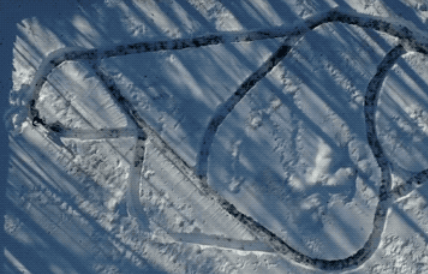 21只狗狗在雪地迷宫奔跑，俯视而下不由得令人羡慕