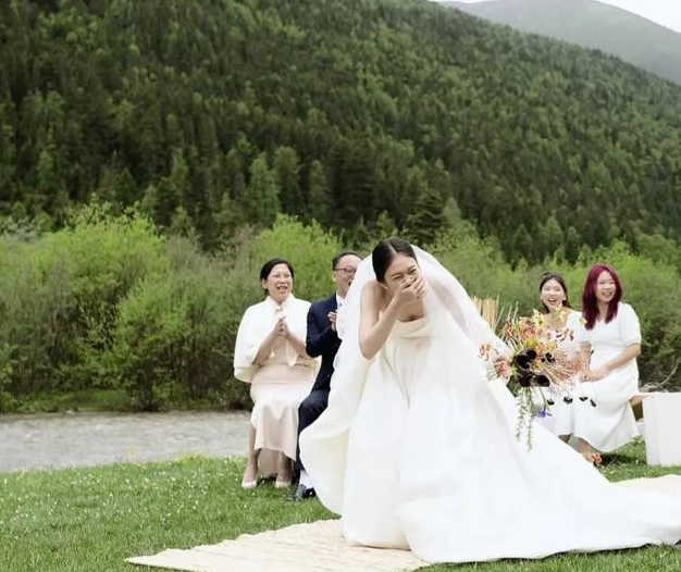 “狗在婚礼上抢走了我老公”，网友婚礼现场发生意外，笑翻了
