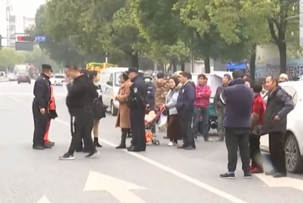 女子遛狗不拴绳被出租车撞死，拦着车主不让走：赔我一个一样的