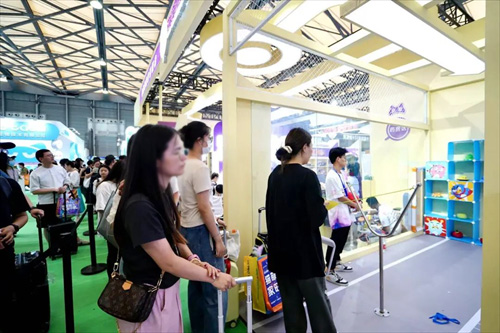 上海亚宠展宠爱国际展厅备受关注,高端宠物医疗服务成吸睛亮点