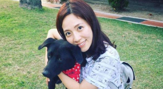 狗狗被勒脖子已休克，女孩不听爸的规劝非要救，带它旅行已有三年