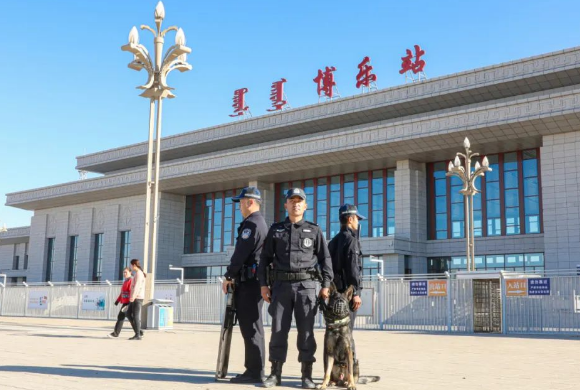 又飒又勇！野外拉练促实战 警犬特警练兵忙