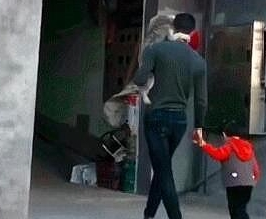 男子肩上背着宠物狗狗，手上却牵着女儿，网友：不理解但莫名暖心