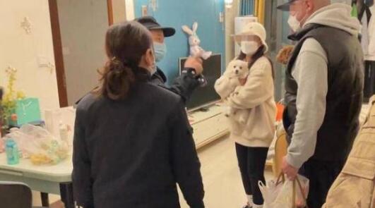 遛狗扑倒小孩，狗主人却称“狗比娃金贵”！警方：处罚狗主人1300元