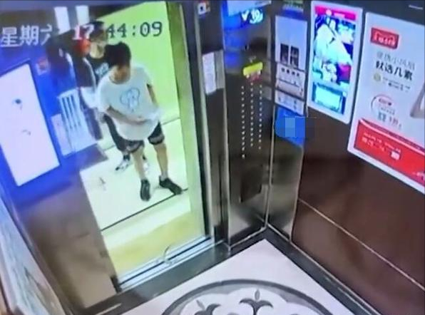 粗心！男子牵狗欲乘电梯，等同伴时门关闭，狗被夹吊电梯内狂挣扎
