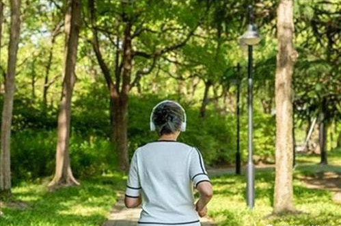 北京大妈被狗绊倒瘫痪,家属索赔260万遭拒,法院怎么判的?
