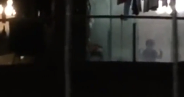 男子深夜醉酒后虐狗，女儿目睹全过程，女儿哀求：爸爸，狗狗死了