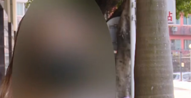 男子深夜醉酒后虐狗，女儿目睹全过程，女儿哀求：爸爸，狗狗死了