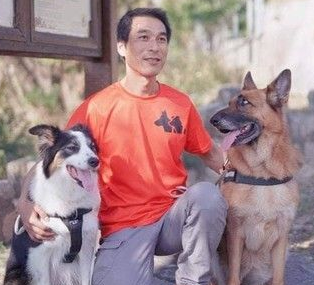 搜救犬瓦砾堆搜救5分钟完成 曾遭弃养收容所