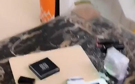 黑心男主人恶作剧，却要狗狗来担负不良影响，狗表明欺压老实巴交狗