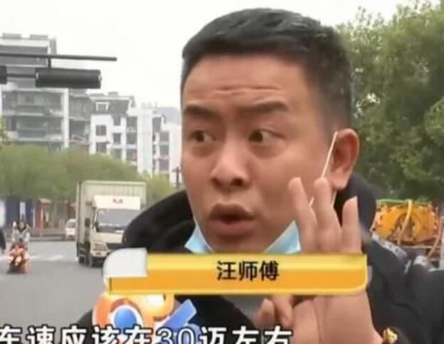 狗跑车底被撞死，狗主人不让司机走：撞死我儿子赔钱