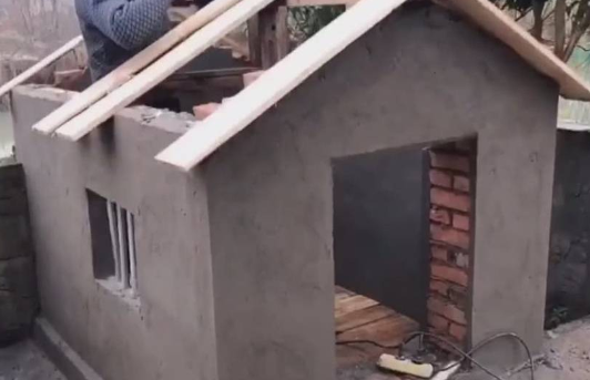 爷爷一开始死活不肯养狗,结果现在都动手给狗狗盖别墅了!