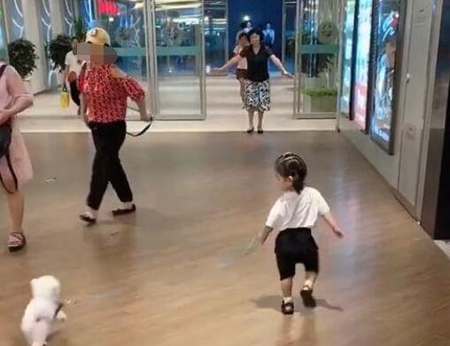 小女孩牵着狗狗接外婆，结果外婆抱起了狗子，女孩：它是亲生的！