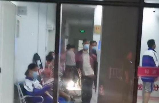 黄狗在街头咬人，伤者自理费用，警方正在抓狗，医院：大概有七八十人被咬伤
